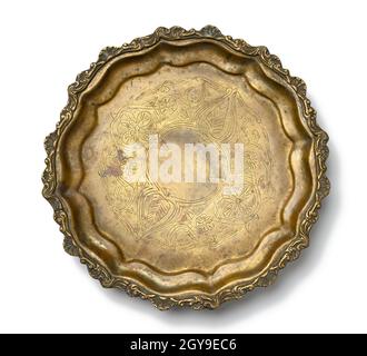 plaque de cuivre vide ronde vintage isolée sur fond blanc, plat de fruits. Vue de dessus Banque D'Images