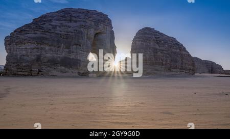 Vue au coucher du soleil sur le célèbre rocher de l'éléphant à HEGRA (AL ULA) Arabie Saoudite Banque D'Images