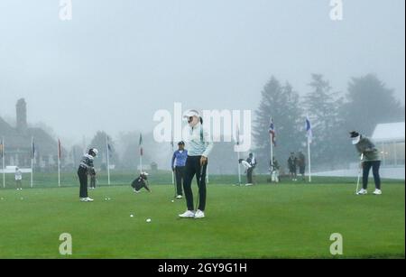 West Caldwell, NJ, États-Unis.7 octobre 2021.Les golfeurs sur le green d'entraînement attendent le brouillard pendant la LPGA Cognizant Founders Cup au parcours de golf de Mountain Ridge à West Caldwell, NJ. Mike Langish/Cal Sport Media.Crédit : csm/Alay Live News Banque D'Images