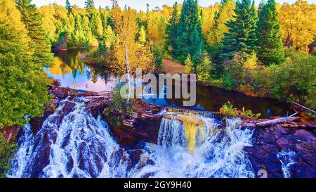 Vue aérienne des chutes d'Eagle River avec barrage naturel de roche et d'arbres et rivière réfléchissante avec arbres et feuilles d'automne Banque D'Images