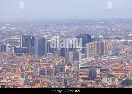 Naples, Italie - 27 juin 2021: Vue aérienne de la ville avec Centro direzionale di Napoli.le Centro direzionale est un quartier d'affaires à Naples, clos Banque D'Images