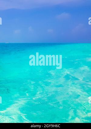 Dégradé de couleurs sur les îles de la banque de sable Madivaru et Finolhu dans Rasdhoo Atoll Maldives. Banque D'Images