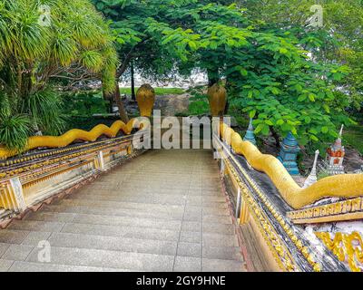 Escaliers avec des serpents de Wat Sila Ngu temple, Jaidee (Chedi Sila Ngu) à Koh Samui, Thaïlande. Banque D'Images