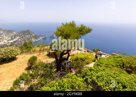 Île de Capri, Italie - 28 juin 2021 : vue aérienne depuis le sommet de l'île de Monte Solaro jusqu'à la mer Tyrrhénienne avec des rochers Faraglioni, typique de Mediterr Banque D'Images