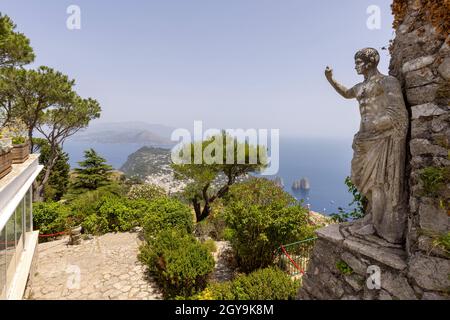 Île de Capri; Italie - 28 juin; 2021: Vue aérienne du sommet de l'île Monte Solaro à la mer Tyrrhénienne avec des rochers Faraglioni; statue d'Empero Banque D'Images