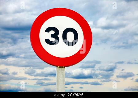 Le panneau de signalisation indiquant la limite de vitesse indique 30 Banque D'Images