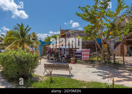 Kiosque à souvenirs fait main avec divers oroduits, Mahahual, Costa Maya, Mexique Banque D'Images