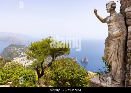 Île de Capri; Italie - 28 juin; 2021: Vue aérienne du sommet de l'île Monte Solaro à la mer Tyrrhénienne avec des rochers Faraglioni; statue d'Empero Banque D'Images