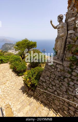 Île de Capri; Italie - 28 juin; 2021: Vue aérienne du sommet de l'île Monte Solaro à la mer Tyrrhénienne avec des rochers Faraglioni; statue d'Empero Banque D'Images