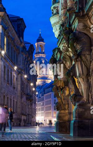 Dresde : statue à la porte Georgensor du château, Frauenkirche (église notre-Dame), rue Augustusstraße à Sachsen, Saxe, Allemagne Banque D'Images