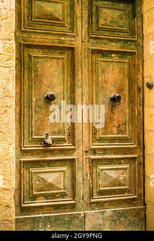 Image d'une porte en bois de fantaisie verte/jaune à Valetta, Malte Banque D'Images