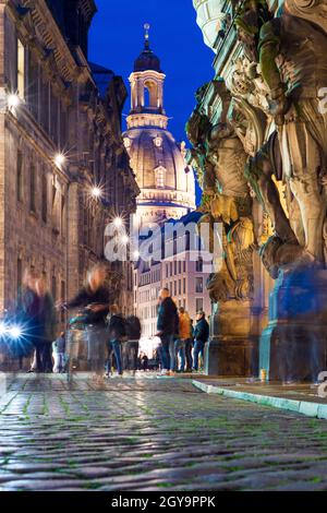 Dresde : statue à la porte Georgensor du château, Frauenkirche (église notre-Dame), rue Augustusstraße à Sachsen, Saxe, Allemagne Banque D'Images