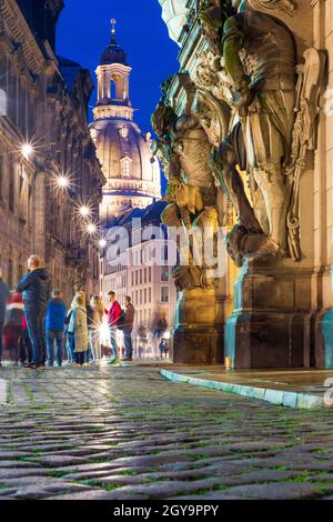 Dresde : statue à la porte Georgensor du château, Frauenkirche (église notre-Dame), rue Augustusstraße à Sachsen, Saxe, Allemagne Banque D'Images