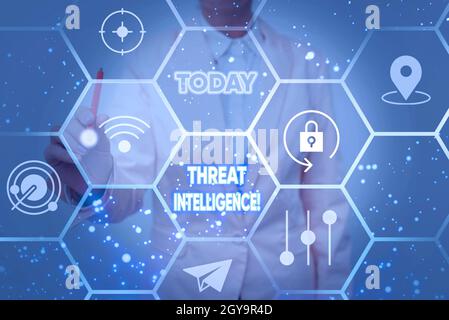 Légende conceptuelle Threat Intelligence, mot pour des informations analysées et affinées sur les attaques potentielles Lady in Uniform Holding Tablet in Hand Virtu Banque D'Images