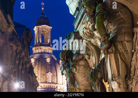 Dresde : statue à la porte Georgensor du château, Frauenkirche (église notre-Dame), rue Augustusstraße à Sachsen, Saxe, Allemagne Banque D'Images