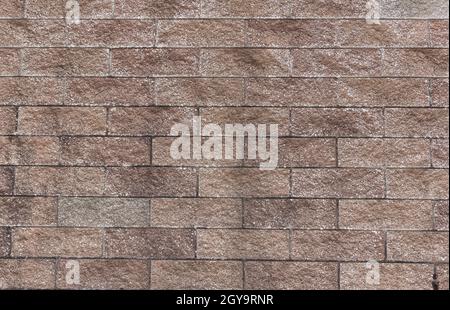 Un fragment des murs de la chambre sont recouverts de carreaux de céramique qui imitent la pierre naturelle. Banque D'Images