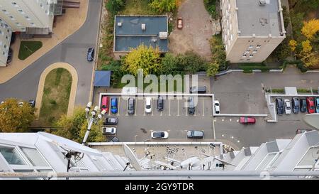 Parking vide devant les bâtiments, vue aérienne. Cour d'un immeuble résidentiel de grande hauteur, vue du toit de la maison. Banque D'Images