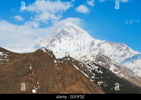 Hébergement dans un village de montagne avec une vue incroyable sur le Mont Kazbek.La vue de la fenêtre au sommet de montagne enneigé, partie du toit Banque D'Images