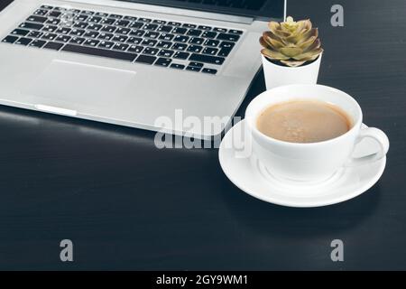 Gros plan d'une tasse à café à l'intérieur de la table de bureau Banque D'Images