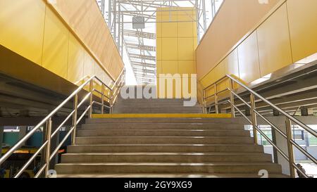 Ukraine, Kiev - 24 septembre 2019 : gare ferroviaire légère. Conception d'un arrêt de bus et d'un passage souterrain pour piétons avec marches et rambardes en panneaux jaunes Banque D'Images