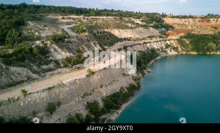 Vue aérienne de petits sentiers rocheux secs dans la montagne près d'un lac Banque D'Images