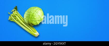 Bouquet de branche de céleri et chou vert isolé sur fond de bannière bleue. Vue de dessus Banque D'Images