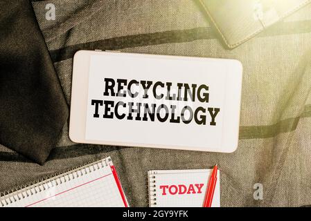 Affiche présentant la technologie de recyclage, mot pour les méthodes de réduction des déchets solides smartphone appels voix et vidéo, Affichage Pocket Cont Banque D'Images