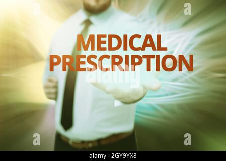 Signe d'écriture de la main prescription médicale, mot pour les détails de la médecine ou des médicaments que quelqu'un a besoin Gentelman uniforme debout tenue Nouveau futuriste Banque D'Images
