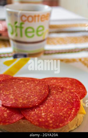 Pain de salami et café de thé coloré pour le petit déjeuner en Croatie. Banque D'Images