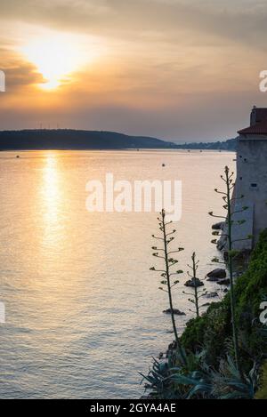 Baie d'Eufemija sur l'île de Rab avec coucher de soleil Banque D'Images