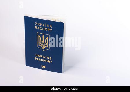 Passeport d'un citoyen ukrainien pour voyager à l'étranger. Banque D'Images