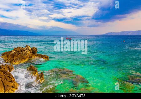 Magnifique plage turquoise et rocheuse et promenade à Novi Vinodolski Croatie. Banque D'Images