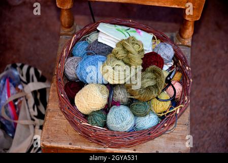 Balles de fils de laine teints avec des pigments végétaux naturels à El Rancho de las Golondrinas Living History Complex près de Santa Fe, Nouveau-Mexique. Banque D'Images