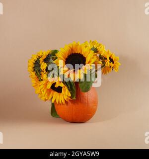 composition lumineuse de fleurs d'automne dans un vase de citrouille Banque D'Images