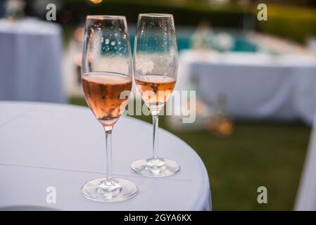 Verres de vin rose dans un restaurant Banque D'Images