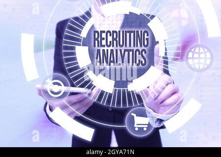 Affiche manuscrite Recruiting Analytics, vue d'ensemble de l'entreprise utilisée pour suivre l'identification du candidat Lady in Uniform Holding Phone pressante VI Banque D'Images