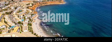 Point de vue de drone aérien Dehesa de Campoamor sur la Costa Blanca de la station touristique espagnole, plage de sable et eaux bleu-vert de Mediterra Banque D'Images