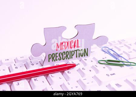 Signature d'écriture de la main prescription médicale, Internet concept détails de la médecine ou des médicaments que quelqu'un a besoin ordinateur portable pour la saisie de communication Banque D'Images