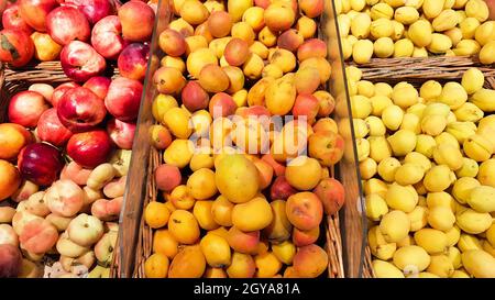 de nombreuses caisses de fruits à vendre sur le marché des fruits. Abricot et pêche dans une fenêtre de magasin. Banque D'Images