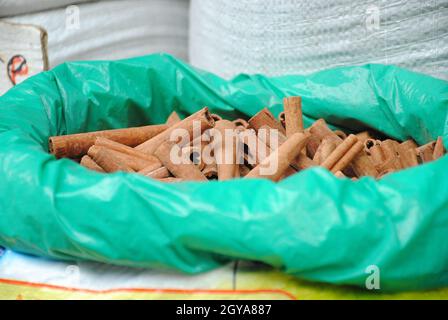 Bandes d'écorce de cannelle séchées dans un sac en plastique au marché aux épices. Cette épice provient de l'écorce interne de plusieurs espèces d'arbres du genre C. Banque D'Images