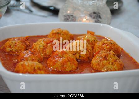Boulettes de viande à la sauce tomate aigre et douce avec épices servies dans une assiette carrée profonde Banque D'Images