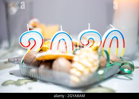 bougies allumées des numéros 2020 sur la table de fête de la nouvelle année Banque D'Images