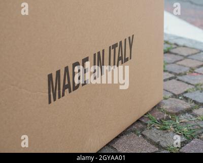 Etiquette fabriquée en Italie sur une boîte en carton ondulé Banque D'Images