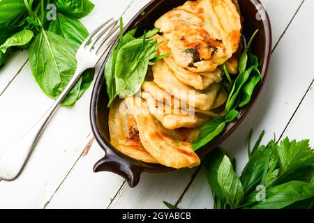 Tarte farcie de légumes verts et de fromage. Qutabs ou kutab faits maison. Nourriture Azeyrbajan Banque D'Images