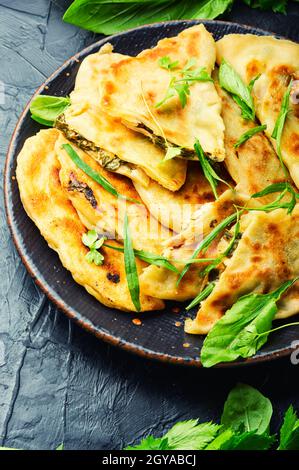 Tarte farcie de légumes verts et de fromage. Qutabs ou kutab faits maison. Nourriture Azeyrbajan Banque D'Images