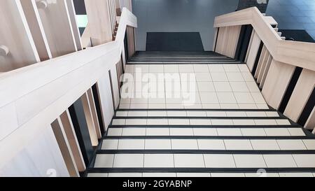 vue de dessus en bas des escaliers de carrelage et de bois clair à l'intérieur. Banque D'Images