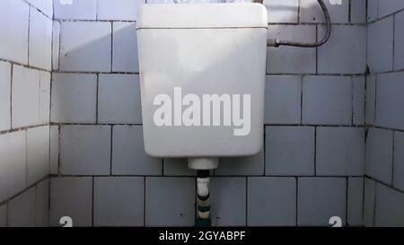 toilettes vieilles et poussiéreuses sales dans un bâtiment public abandonné. Salle d'hygiène en ruines Banque D'Images