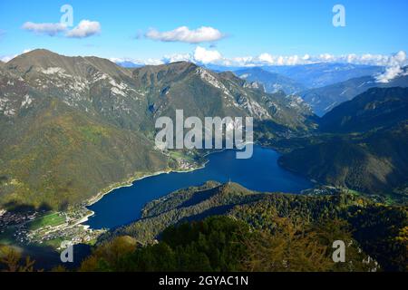 Magnifique lac de Ledro et les montagnes environnantes. Vue depuis le mont Corno lors d'une belle journée d'automne claire. Trentin, Italie. Banque D'Images