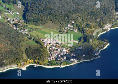 Magnifique lac de Ledro et la petite ville de Mezzolago. Vue depuis le mont Corno. Trentin, Italie. Banque D'Images