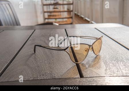 Lunettes Polyrazaionic plate-forme de voyage d'eau, croisière belle sur l'eau de l'eck yachting personnes.Bow voyage touristes paysage marin croisière paquebot de sauvetage pont inférieur dr Banque D'Images